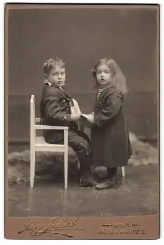 Fotografie Adolf Jakisch, Wien, Hoferplatz 6, Zwei Kinder in feiner Kleidung