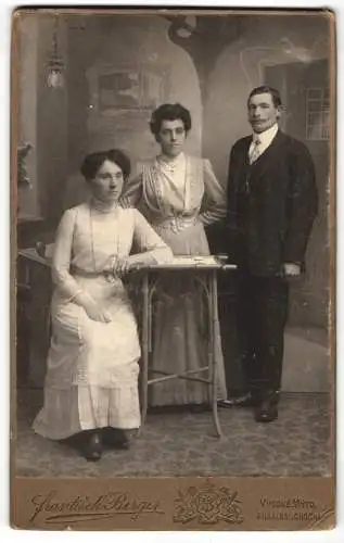 Fotografie Frantisek Berger, Vysoké Mýto, Zwei Damen und ein Herr in einem Studio