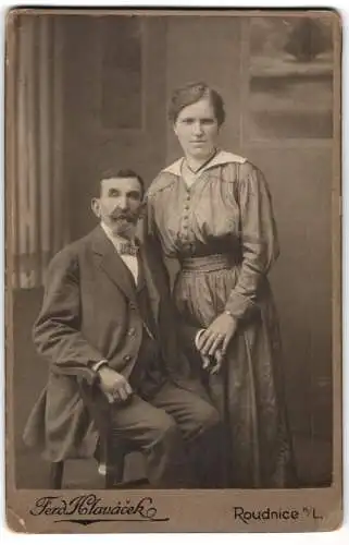 Fotografie Ferd. Hlavácek, Roudnice n. L., Paarportrait vor einem Gemälde