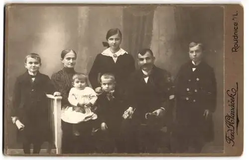 Fotografie Ferd. Hlavácek, Roudnice n. L., Familienbild mit fünf Kindern