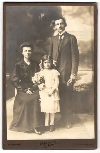 Fotografie O. Srutek, Val. Mezirící, Vsetínská ul. 205, Familie mit kleinem Mädchen und Blumenstrauss