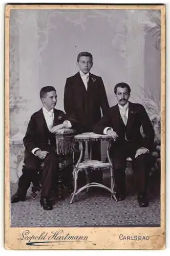 Fotografie Leopold Hartmann, Carlsbad, Egerstrasse, Drei junge Männer in eleganter Abendgarderobe