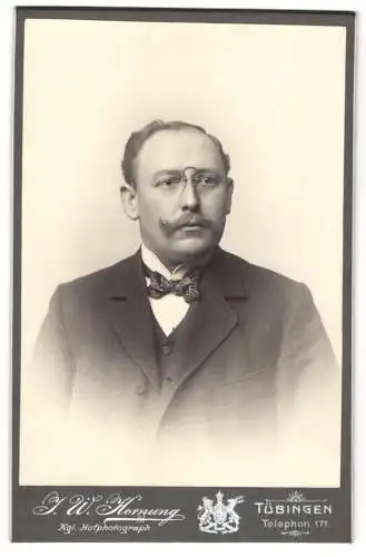 Fotografie J. W. Hornung, Tübingen, Uhlandstrasse 11, Porträt eines Mannes mit Schnurrbart und Brille