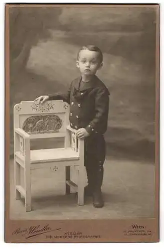 Fotografie Boris Hendler, Wien, Hauptstrasse 114, Ein kleiner Junge in eleganter Kleidung neben einem Stuhl