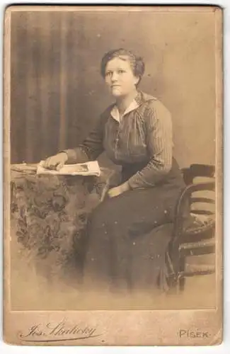 Fotografie Jos. Skalický, Písek, Eine sitzende Frau mit einem Buch