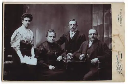 Fotografie G. Weitzmann, Wien, Keplerplatz 13, Gruppenporträt einer Familie