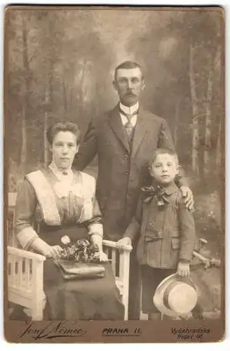 Fotografie Josef Nemec, Praha, Vyšehradská trída c. 44, Eltern mit ihrem Sohn