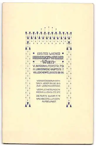 Fotografie Kunstlicht Atelier, Wien, Mariahilferstrasse 79, Ein Mann in geistlicher Kleidung mit Buch