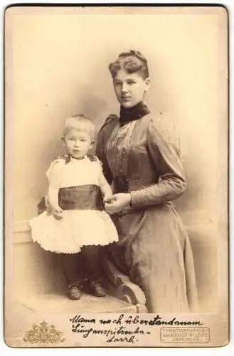 Fotografie August Wilcke, Innsbruck, Rudolfstrasse 3, Mutter mit Kleinkind an der Hand