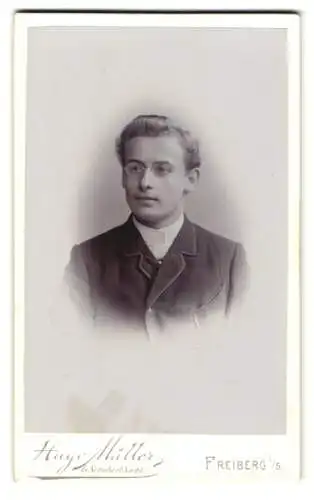 Fotografie Hugo Müller, Freiberg i. S., Fischer-Strasse 29, Portrait eines jungen Mannes mit Brille