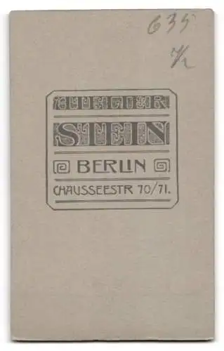 Fotografie Atelier Stein, Berlin, Chausseestr. 70 /71, Eleganter Herr mit Zylinder und Stock