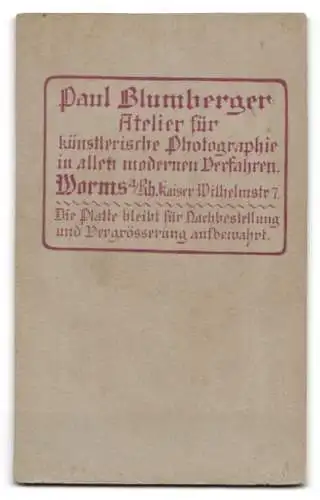 Fotografie P. Blumberger, Worms am Rhein, Kaiser-Wilhelmstrasse 7, Seitliches Portrait einer jungen Frau