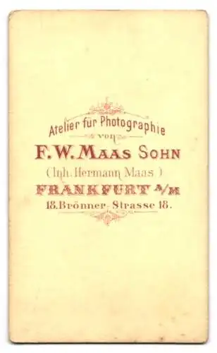 Fotografie F.W. Maas Sohn, Frankfurt a. M., Brönner-Strasse 18, Porträt eines feierlich gekleideten Mannes mit Brille