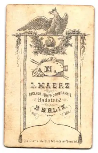 Fotografie L. Maerz, Berlin, Badstr. 62, Porträt eines jungen Mannes mit Krawatte