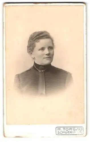 Fotografie H. Torgau, Schwerin i. M., Arsenalstrasse 4, Portrait einer jungen Frau