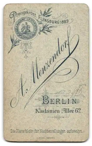 Fotografie A. Menzendorf, Berlin, Kastanien-Allee 62, Brustporträt eines jungen Mannes