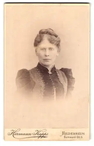 Fotografie Hermann Kapps, Hildesheim, Bernward-Str. 5, Portrait einer Frau in dunkler Kleidung