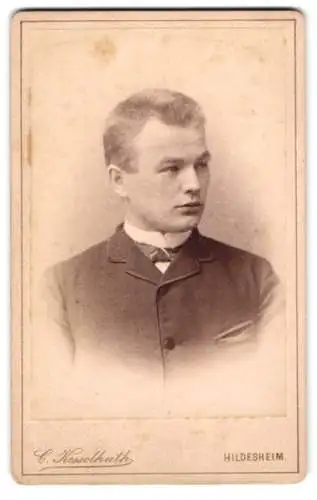 Fotografie Carl Kesselhuth, Hildesheim, Kaiserstrasse 44, Brustporträt eines jungen Mannes