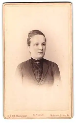 Fotografie H. Noack, Berlin, Unter den Linden 45, Portrait einer Frau in feierlicher Kleidung