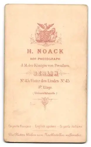 Fotografie H. Noack, Berlin, Unter den Linden 45, Portrait einer Frau in feierlicher Kleidung