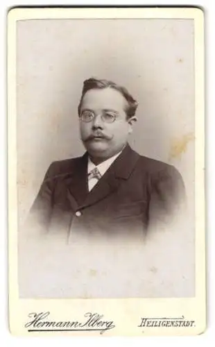 Fotografie Hermann Illberg, Heiligenstadt, Porträt eines Mannes mit Brille und Schnurrbart