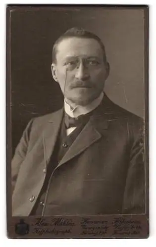 Fotografie Alex Möhlen, Hannover, Georgsplatz, Portrait eines Mannes mit Brille und Schnurrbart