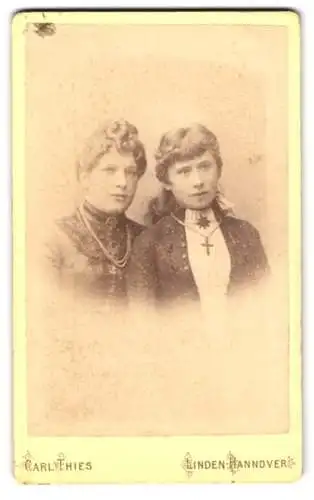 Fotografie Carl Thies, Linden-Hannover, Deisterstrasse 1, Porträt von zwei jungen Frauen