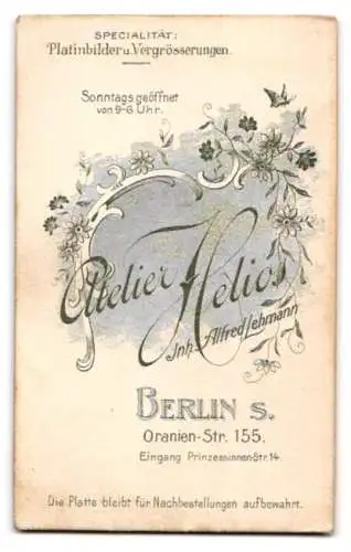 Fotografie Atelier Helios, Berlin, Oranien-Str. 155, Porträt einer jungen Frau in eleganter Kleidung