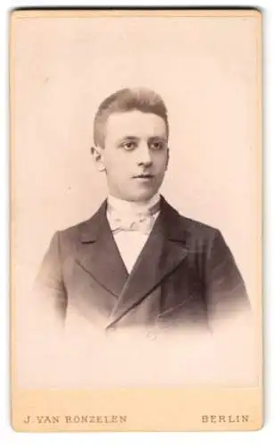 Fotografie J. Van Ronzelen, Berlin, Unter den Linden 11, Portrait eines jungen Mannes in Anzug mit Fliege