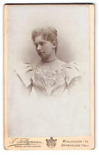 Fotografie F. Tellgmann, Mühlhausen i. Th., Portrait einer jungen Frau in eleganter Garderobe