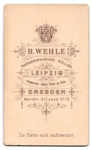 Fotografie B. Wehle, Dresden, Marien-Strasse No 10, Kind auf geschnitztem Stuhl mit Blumenkorb