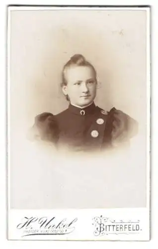 Fotografie Heinrich Unkel, Bitterfeld, Kirchstrasse 12, Porträt einer jungen Frau in eleganter Kleidung