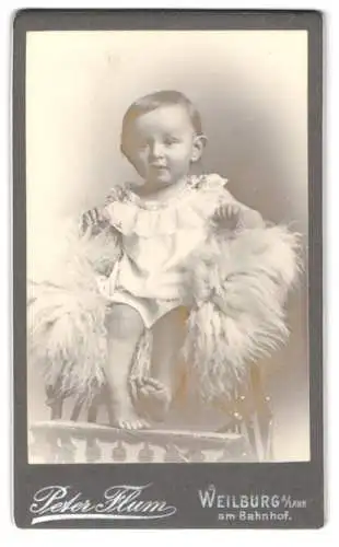 Fotografie Peter Flum, Weilburg a. Lahn, Am Bahnhof, Porträt eines kleinen Kindes auf einem Stuhl