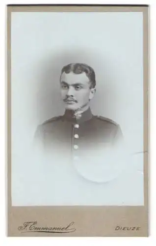 Fotografie F. Emmanuel, Dieuze, Casernenstrasse 24, Porträt eines Soldaten in Uniform