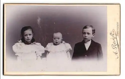 Fotografie A. Ranft, Dresden, Marienstrasse 12, Drei Kinder in feiner Sonntagskleidung