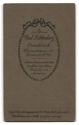 Fotografie Rud. Lichtenberg, Osnabrück, Moserstrasse 24, Porträt eines eleganten Herrn mit Buch