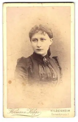 Fotografie Hermann Kapp, Hildesheim, Bernwardstrasse 5, Porträt einer Dame in dunkler Kleidung