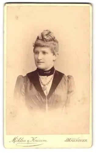 Fotografie Möhlen & Knirim, Hannover, Georgsplatz 4, Porträt einer Dame in eleganter Kleidung