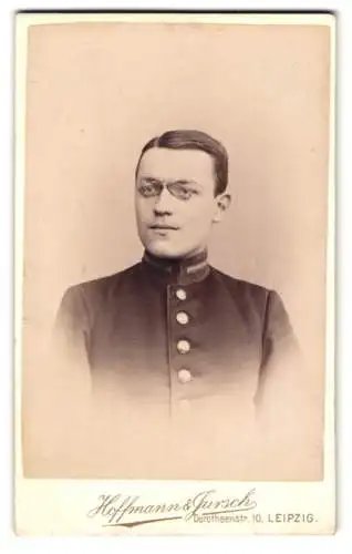 Fotografie Hoffmann & Jursch, Leipzig, Dorotheenstr. 10, Porträt eines Soldaten mit Brille und Uniform