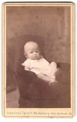 Fotografie Johannes Tatzelt, Waldenburg i. Schl., Gartenstr. 20, Baby in einem Sessel