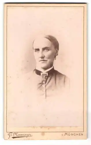 Fotografie Fr. Neumayer, München, Neuhauserstr. 29, Portrait einer Dame