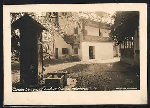 AK Pörtschach am Wörthersee, Pension Strüssinghof, Innenhof des Hotels mit Brunnen