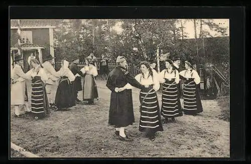 AK Personen in schwedischer Tracht beim Gemeinschaftstanz