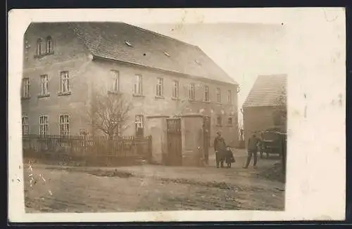 Foto-AK Etzoldshain /Bad Lausick, Grosses Anwesen mit Nebengebäude und Bewohnern, von der Strasse gesehen