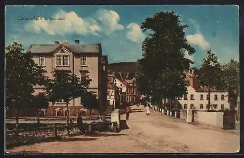 AK Bärenstein / Erzgeb., Strassenpartie mit Abzweig und Mauer