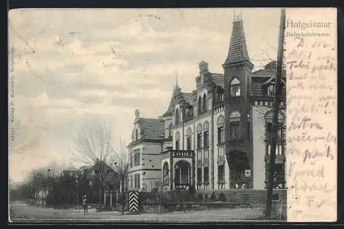 AK Hofgeismar, Bahnhofstrasse mit Turmgebäude und Wachsoldat