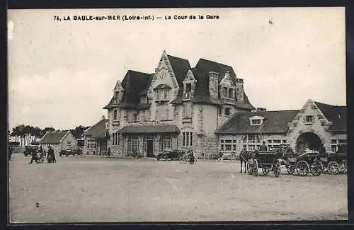 AK Baule-sur-Mer /L.-Inf., La Cour de la Gare