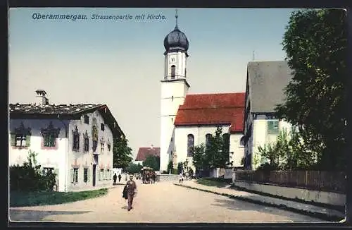 AK Oberammergau, Strassenpartie mit Kirche