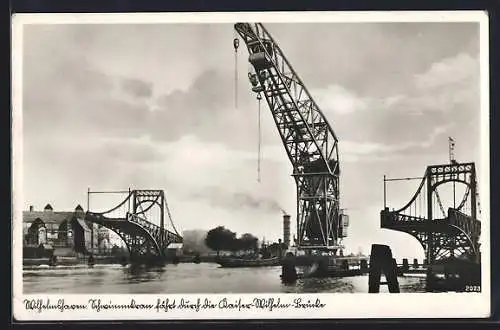 AK Wilhelmshaven, Schwimmkran fährt durch die Kaiser-Wilhelm-Brücke