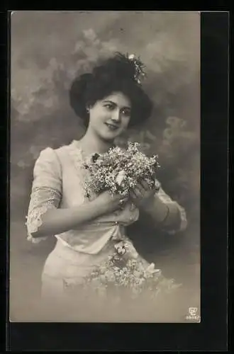 Foto-AK GL Co Nr. 2605 /1: Junge Frau mit dem Arm voll Feldblumen